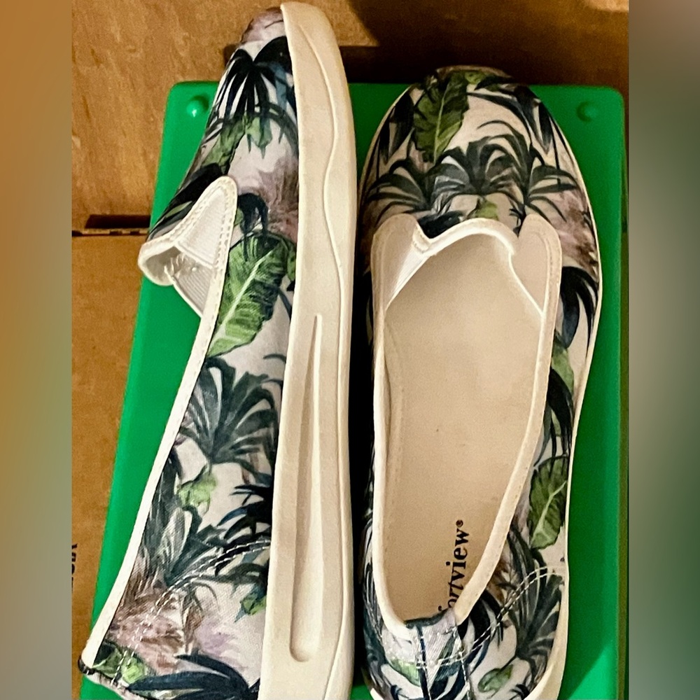 Comfortview 9 1/2 WWWomen's Slip-On Tropical Leaf Canvas Flats in Green and Blue - Picture 5 of 5
